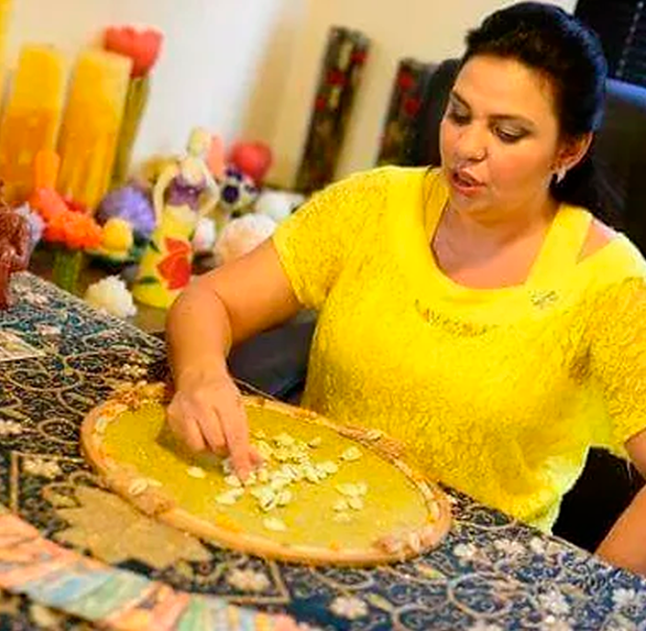 Astróloga Silvana realizando um trabalho em sua mesa de atendimento